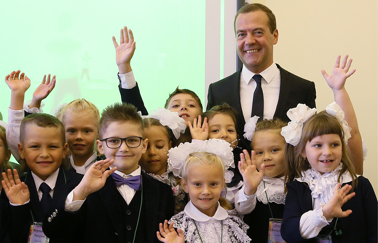 Медведев в День знаний посетил новую школу в Подольске