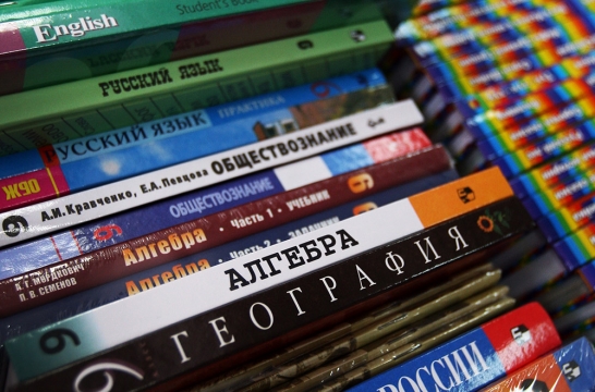 Все школы необходимо обеспечить бесплатными учебниками – Медведев 