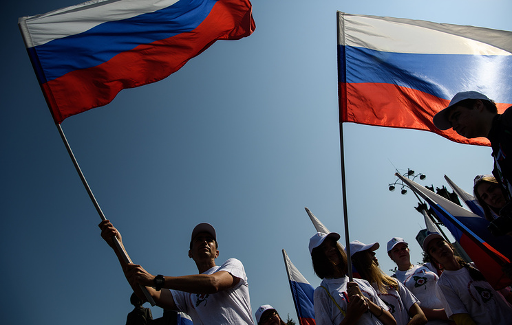 Фестивали красок, лазерный спектакль и спортивные рекорды: в России отметят День флага