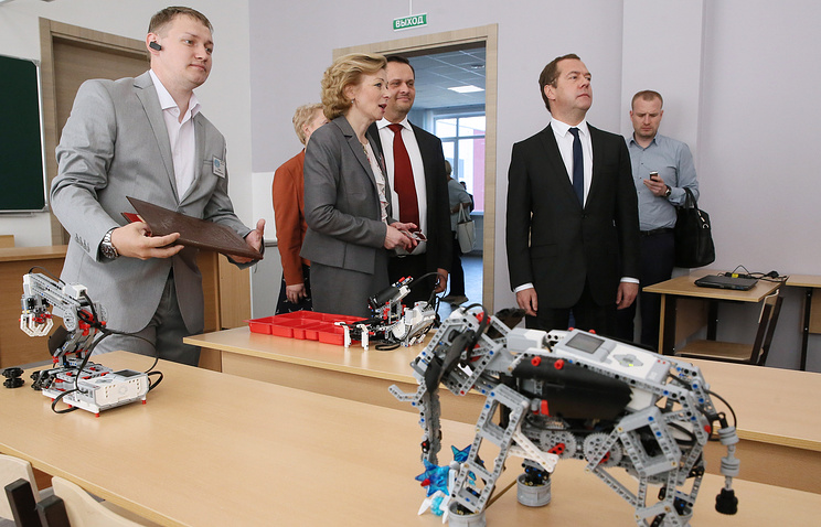 Медведев познакомился с технологиями, которые будут изучать в школе в Великом Новгороде