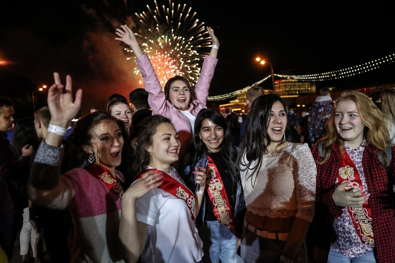 «Гуляли всю ночь до утра»: как российские школьники отметили выпускной
