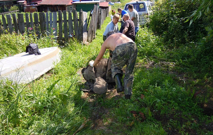 Активисты забрали памятник Сталину, обнаруженный в пруду Челябинской области