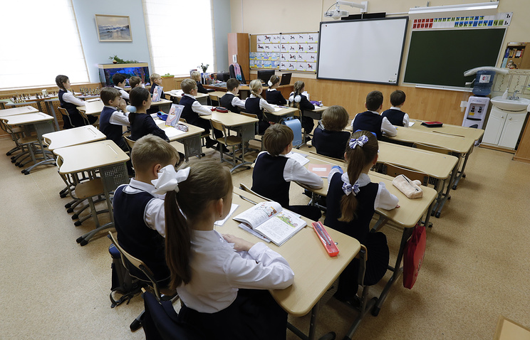 Минобрнауки рассчитывает к 2025 году перевести все школы на одну смену