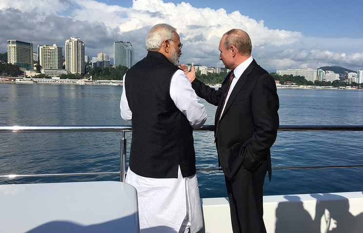 Путин и Моди совершили морскую прогулку на корабле "Чайка"